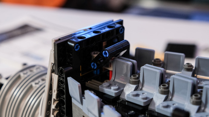 Der Kopf wird &uuml;ber einen kleinen Hebel gedreht. (Bild: Oliver Nickel/Golem.de)